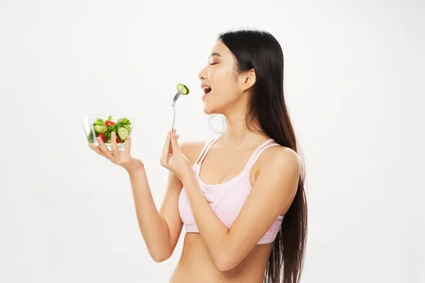 Woman with a plate of salad eating slim figure vegetarian — Stock Photo, Image