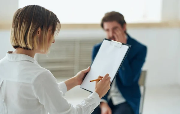 Comunicação com um psicólogo consulta problemas diagnósticos Profissional — Fotografia de Stock