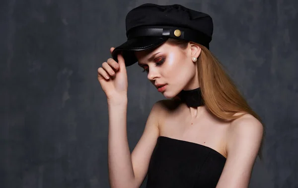 Atraente elegante mulher vestindo chapéu vestido preto corte vista — Fotografia de Stock