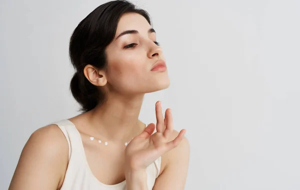 Mulher em t-shirt branca pele limpa cuidados de saúde cosmetologia — Fotografia de Stock