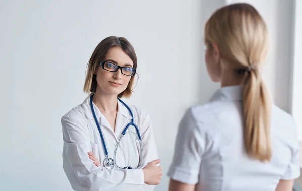 Vrouwelijke arts met patiënt behandeling consultatie receptie — Stockfoto