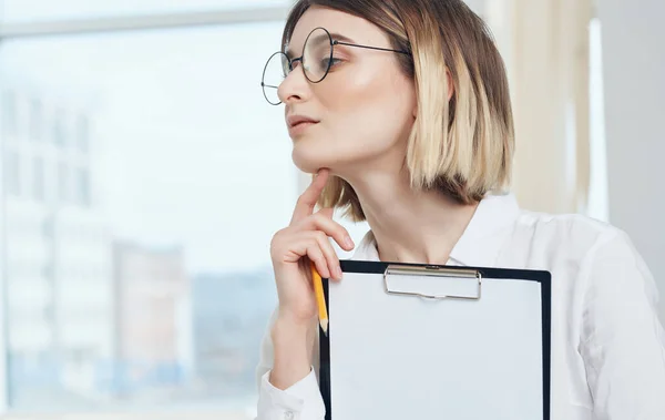 Femme d'affaires chemise blanche documents bureau près de la fenêtre — Photo