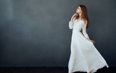 Beyaz gelinlikli kadın cazibesi ve lüks dekorasyon koyu arka plan.