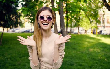 Neşeli kadın doğası yeşil çimlerin keyfini çıkarıyor.