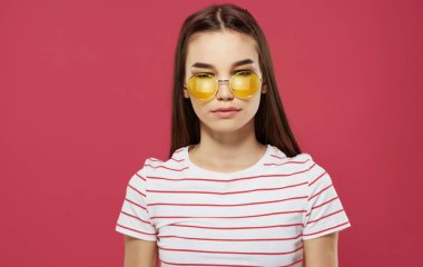 Güzel kadın çizgili tişört stüdyosu şık kıyafetler pembe arka plan