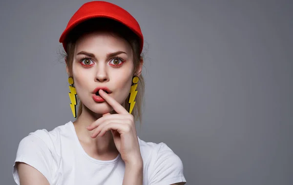 Orecchini donna sportiva berretto rosso fitness moda lusso — Foto Stock