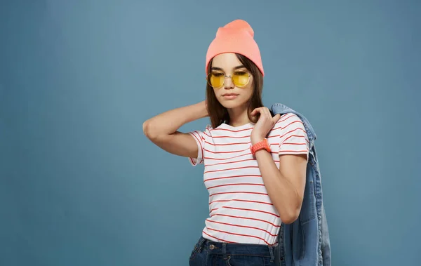 Mooie vrouw gestreept t shirt roze hoed studio blauw achtergrond mode — Stockfoto