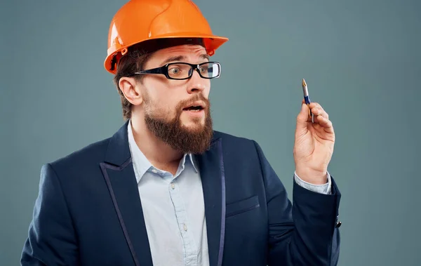 Construtor masculino engenheiro laranja chapéu duro planos de segurança Profissional — Fotografia de Stock