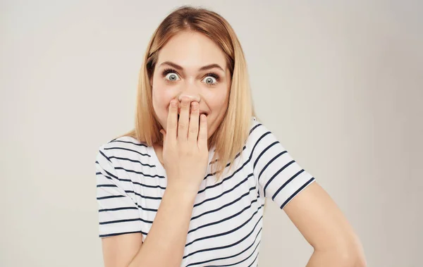 Mujer en rayas camiseta emociones Copiar espacio recortado ver — Foto de Stock