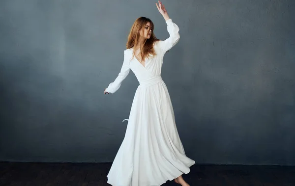Wanita dengan gaun pengantin putih pesona dan mewah dekorasi latar belakang gelap — Stok Foto