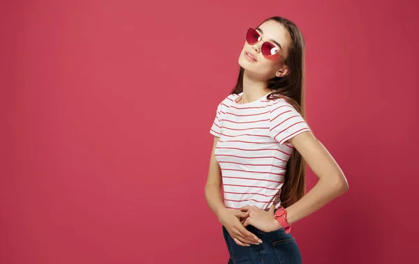 Csinos nő csíkos póló stúdió divatos ruhák rózsaszín háttér — Stock Fotó