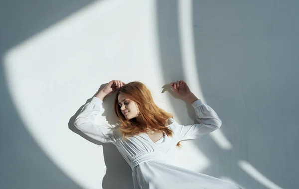 Mulher de vestido branco moda posando estúdio estilo de vida — Fotografia de Stock