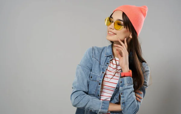 Mooie vrouw roze hoed modieuze kleding studio decoratie model — Stockfoto