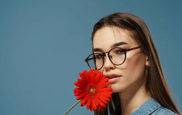 Atrakcyjna kobieta czerwony kwiat gospodarstwa okulary moda kosmetyki luksusowe studio — Zdjęcie stockowe