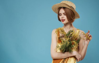 Güzel, çekici bir kadın ve bir buket çiçek hediye romantik kadınlar günü.