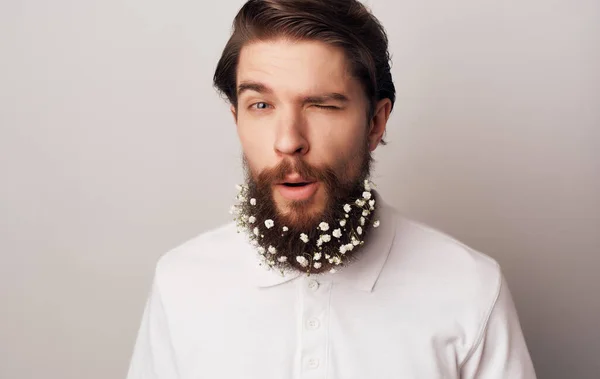 Милый мужчина с цветами в бороде эмоции Студийный образ жизни — стоковое фото