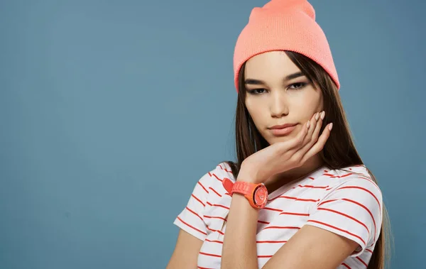 Mooie vrouw gestreept t shirt roze hoed studio blauw achtergrond mode — Stockfoto