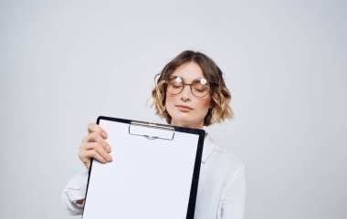 İş kadını beyaz gömlek resmi belgeler ofisi