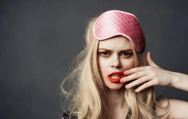 감정적 여성 수면 마스크붉은 입술 화장품을 클로즈업 — 스톡 사진