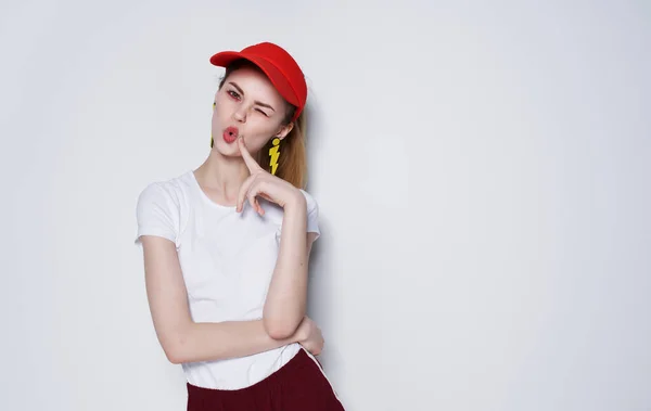 Orecchini donna sportiva berretto rosso fitness moda lusso — Foto Stock