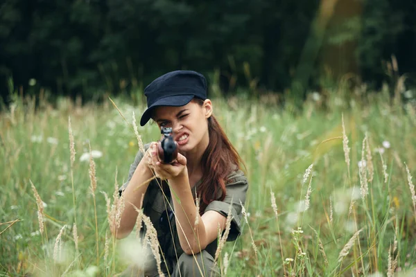 Kadın asker temiz hava almak için namlunun namlusunu ileri doğru çeviriyor. — Stok fotoğraf