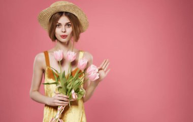 Çekici kadın cazibesi çiçek buketi bayram kadınları pembe arka plan