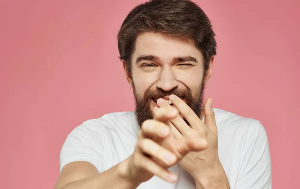 Бородатий чоловік емоції біла футболка жести з руками рожевий фон — стокове фото