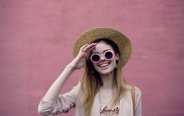 Красивая женщина в шляпе и солнцезащитных очках на открытом воздухе — стоковое фото