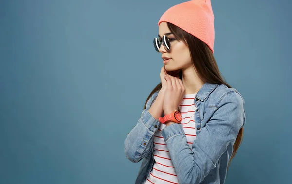Bonita mulher listrada t-shirt rosa chapéu estúdio azul fundo moda — Fotografia de Stock