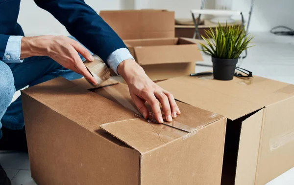 Mann beim Auspacken von Kisten neuer Büroleiter — Stockfoto