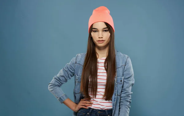 Söt kvinna rosa hatt fashionabla kläder studio dekoration modell — Stockfoto