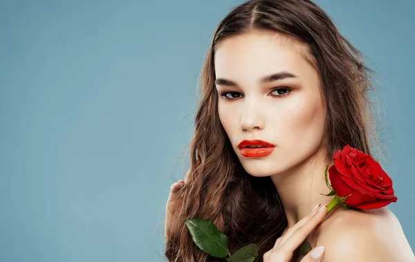 Wanita dengan bibir telanjang bibir merah pesona latar belakang model biru — Stok Foto