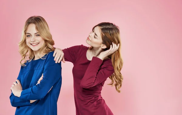 Två flickvänner klä charm kommunikation kram studio — Stockfoto