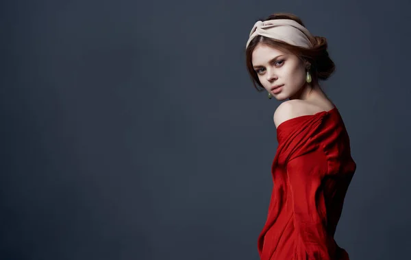 Mulher bonita em vestido vermelho decoração luxo estilo elegante fundo escuro — Fotografia de Stock