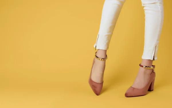 Nő láb fehér tornacipő cipő divat sárga háttér — Stock Fotó