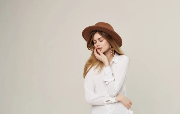 Mujer bonita camisa blanca sombrero moda de lujo estilo elegante decoración — Foto de Stock