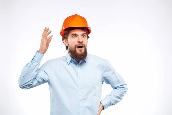 Engenheiro em laranja colorir construção profissional segurança indústria luz fundo — Fotografia de Stock