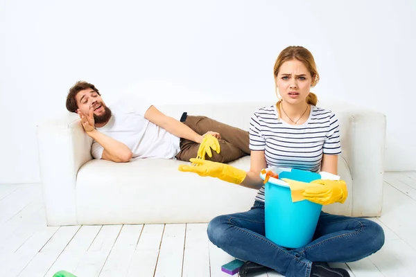 Matrimonio pareja trabajo doméstico servicio limpieza estilo de vida trabajo conjunto — Foto de Stock