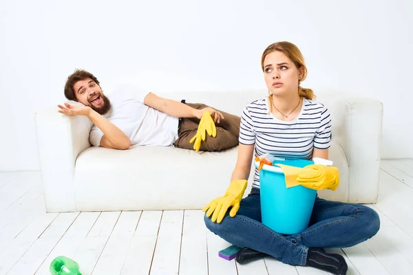 Matrimonio pareja trabajo doméstico servicio limpieza estilo de vida trabajo conjunto — Foto de Stock