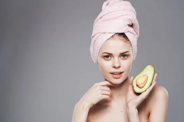 Mulher bonita tratamentos de spa frutas exóticas cuidados com a pele saúde abacate — Fotografia de Stock