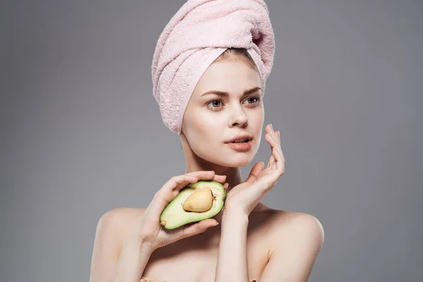 Mulher bonita ombros nus abacate na mão frutas exóticas tratamentos de spa — Fotografia de Stock