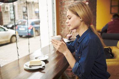 Yarın iş gezisi için bir fincan kahve.