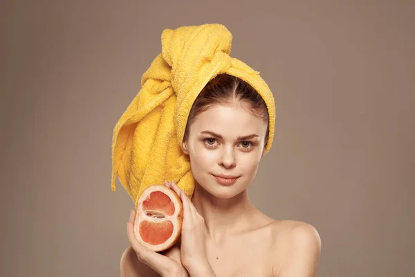 Frau mit Grapefruit in der Hand saubere Haut nackte Schultern Wellness-Behandlungen — Stockfoto