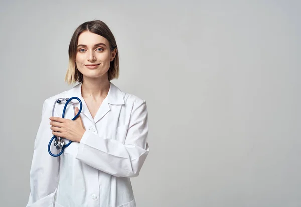 Médico profesional mujer con estetoscopio azul y bata médica blanca Copiar espacio —  Fotos de Stock