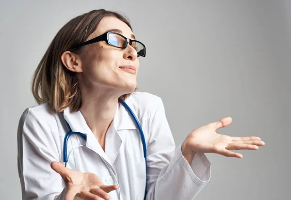 Ritratto del medico femminile in abito medico e stetoscopio blu vista ritagliata — Foto Stock