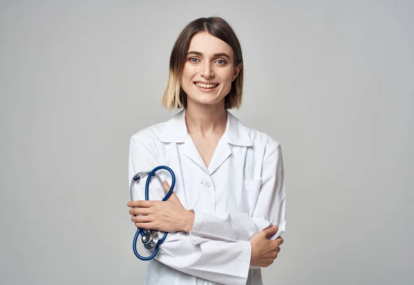 Profissional médico mulher com estetoscópio azul e vestido médico branco Espaço Copiar — Fotografia de Stock