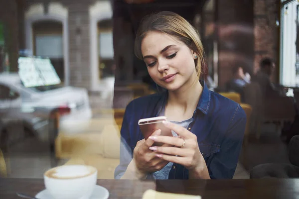 Frau sitzt am Cafétisch bei einem Imbiss in der Früh Freizeit Geselligkeit — Stockfoto