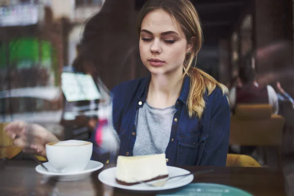 Mulher bonita sentada à mesa no café café da manhã lanche estilo de vida — Fotografia de Stock