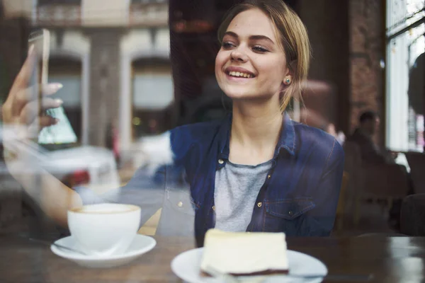 Nő ül egy kávézó asztal eszik egy snack a reggeli életmód szabadidős szocializálás — Stock Fotó