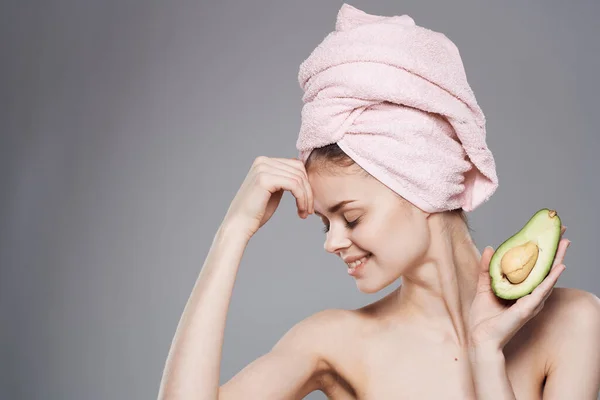 Mulher elegante segurando uma toalha rosa na cabeça em sua mão Exóticos frutas cosméticos pele limpa — Fotografia de Stock